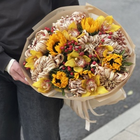 Букет "Биркин" из подсолнухов, орхидей, гиперикума, хризантем Виена в Жуковском