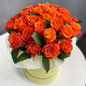 Композиция в шляпной коробке из 25 роз огненных роз в Жуковском