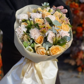 Букет "Пломбирный" из роз Аваланж, диантусов, альстромерий и эвкалипта в Жуковском