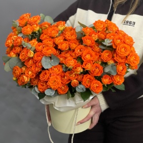 Композиция в шляпной коробке "Закат" из кустовых роз и эвкалипта в Жуковском