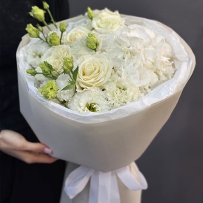 Букет "Нега" из Голландской гортензии, роз и эустом в Жуковском