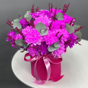 Композиция в шляпной коробке "Магия розового" из хризантем и лаванды в Жуковском