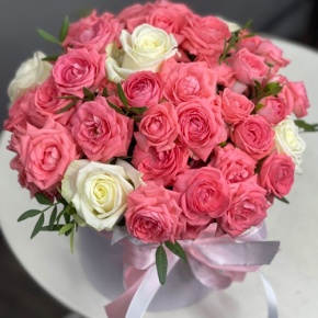 Композиция в шляпной коробке из белых и кустовых коралловых роз в Жуковском