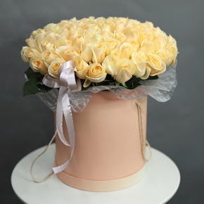 Композиция в шляпной коробке из 101 кремовой розы в Жуковском
