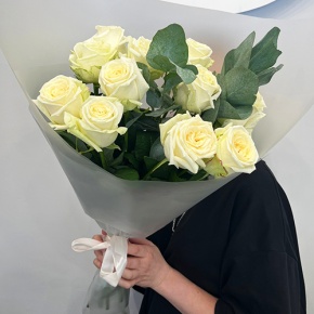 Букет белых роз с эвкалиптом (70 см) в Жуковском