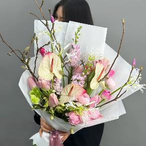 Авторский букет с антуриумами, ранункулюсами и цветущими ветками магнолии в Жуковском