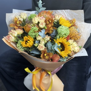 Букет "Сочиняй мечты" из подсолнухов, лейко, вибирнума, орхидей, калл, кустовых роз и талинума в Жуковском