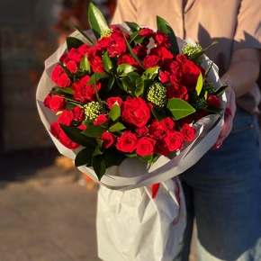 Букет "Всё возможно" из кустовых роз, скиммии, роз Эль Торо и рускуса в Жуковском