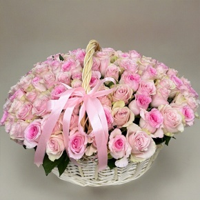 Композиция в корзине из 101 кенийской розы нежный микс (40 см) в Жуковском