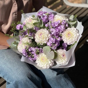 Букет "Совершенство" из георгин и ароматных маттиол в Жуковском