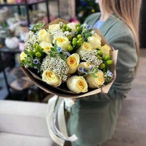 Букет "Мичиган" из пионовидных роз Баттеркап, озатамнуса, оксипеталума и гиперикума в Жуковском
