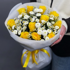 Букет "Синди" из лимонных роз, ромашек и хризантем сантини в Жуковском