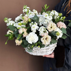 Композиция в корзине "Фея" из маттиол, диантусов, эустом и эвкалипта в Жуковском