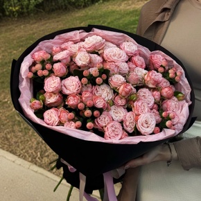 Букет из кустовых роз Бомбастик и гиперикума (50 см) в Жуковском