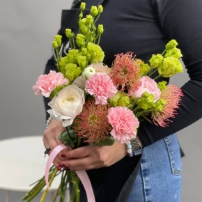Букет "Фантастический" из ранункулюсов, лейко, эустом и диантусов в Жуковском