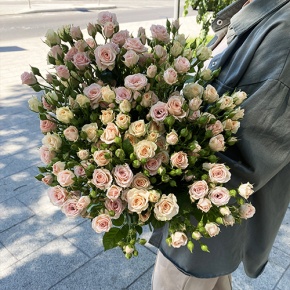 Букет из 31 кустовой розы микс (70 см) в Жуковском
