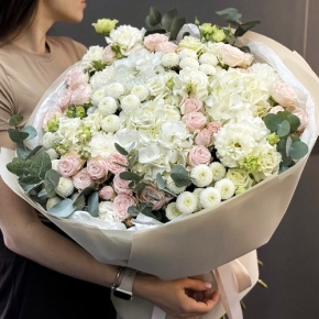 Букет "Пастелла" из кустовых пионовидных роз, Голландской Гортензии, эустомы, хризантемы Ньютон и эвкалипта в Жуковском