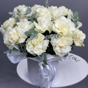 Композиция в шляпной коробке из роз Эквадор Мондиаль в Жуковском