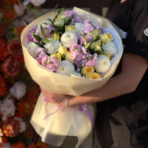 Букет "Секрет" из ароматных маттиол, диантусов, кустовых пионовидных роз и хризантем Момоко в Жуковском