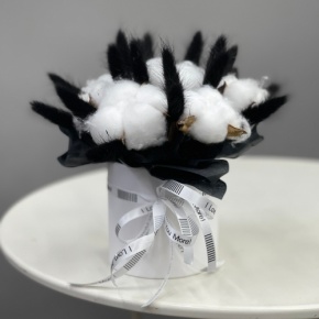 Композиция в шляпной коробке мини "Чикатуха" из хлопка и лагуруса в Жуковском