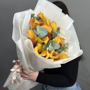 Букет из 17 оранжевых калл с эвкалиптом в Жуковском