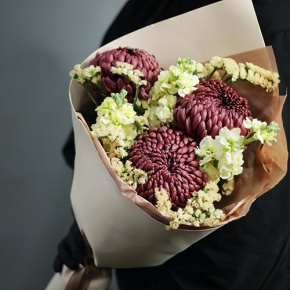 Букет "Корица" из хризантем Бигоуди, статицы и маттиол в Жуковском