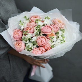 Букет "Наоми" из кустовых пионовидных роз Джульетта и ароматных маттиол в Жуковском