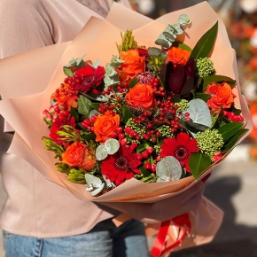 Букет "На заре" из роз, калины, скиммии, гиперикума, сафари, гербер и капса в Жуковском