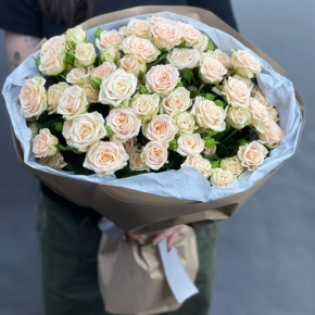 Нежный букет из 17 кремовых кустовых роз (60 см) в Жуковском