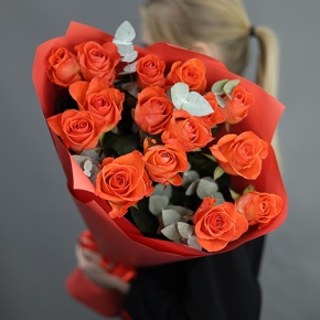 Букет из 15 морковных роз с эвкалиптом (70 см) в Жуковском