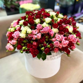 Композиция в шляпной коробке из 101 кустовой розы микс (50 см) в Жуковском