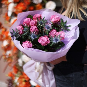 Букет "Базилио" из роз Меритим и веточек эрингиума в Жуковском