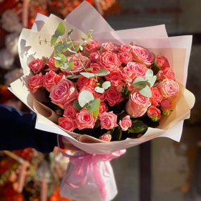 Букет "Деко" из кустовых коралловых роз и роз Софи Лорен в Жуковском