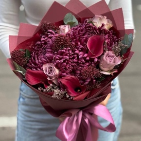 Букет "Импульс" из скиммии, калл, роз и хризантем Бигоуди в Жуковском