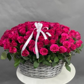 Композиция в корзине из 101 малиновой розы (40 см) в Жуковском