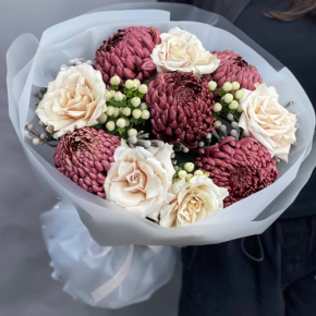 Букет "Всё что тебе касается" из хризантем Бигоуди, роз Эквадор Квиксенд и гиперикума в Жуковском