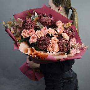 Букет "Осенний блюз" из хризантем Бигоуди, диантусов, скиммии и роз Риджентс парк  в Жуковском