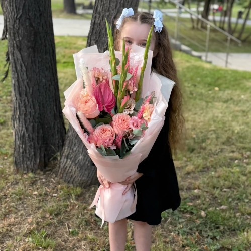 Букет на 1 сентября с гладиолусами, розами и антуриумом в Жуковском