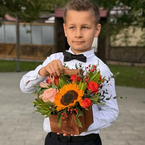 Деревянный ящик с подсолнухом, розами и калиной в Жуковском