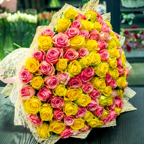 Букет из 101 розовой и лимонной розы (50 см) в Жуковском