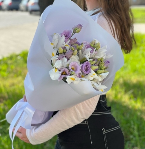 Букет "Вива ла дива" из эустом и ирисов в Жуковском