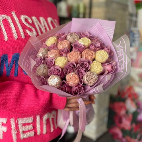 Букет из роз и шоколадных пионов в Жуковском