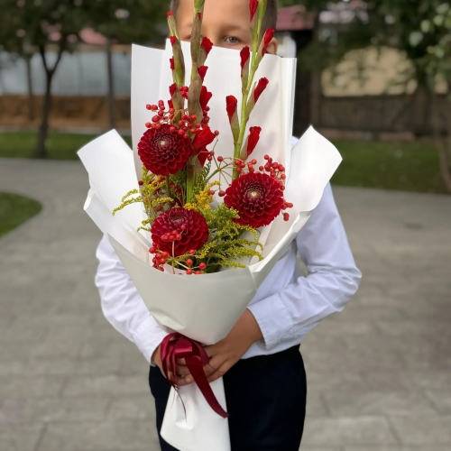 Букет на 1 сентября с красными гладиолусами, георгинами и калиной в Жуковском