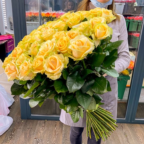 75 роз Аваланж (70 см) в Жуковском