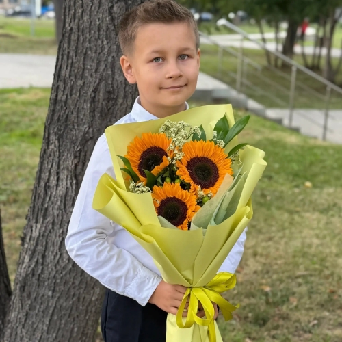 Букет на 1 сентября из 3 подсолнухов и лимониума в Жуковском