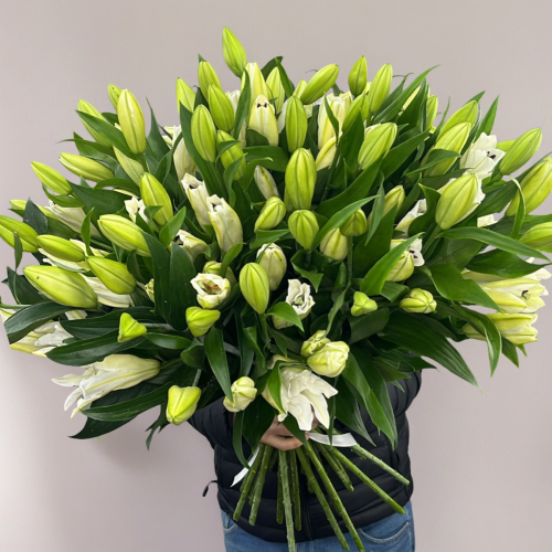 Объемный букет из 27 ароматных белых лилий в Жуковском