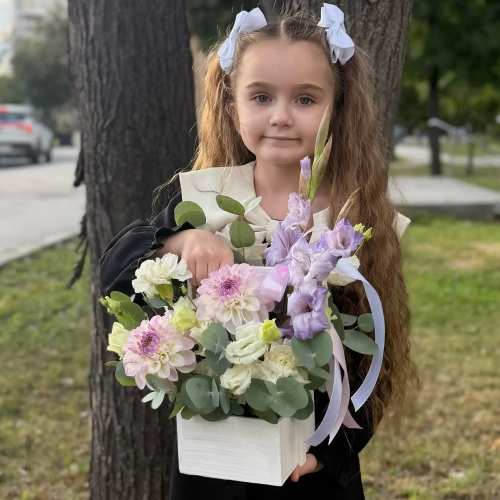 Композиция с георгинами на 1 сентября в белом ящике в Жуковском