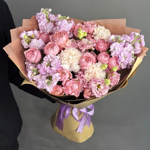 Букет "Амели" из ароматных маттиол, пионовидных кустовых роз Джульетта  эустом и диантусов в Жуковском