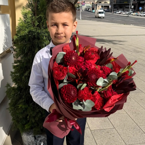 Букет с георгинами, розами и леукадендроном в Жуковском