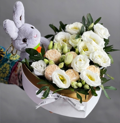 Композиция в коробке сердца из шоколадных пионов и эустом в Жуковском